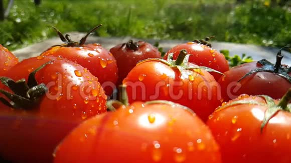 番茄倒水慢动作视频的预览图