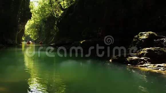 人们在天然峡谷的橡胶船上漂流美丽的河流在悬崖上25英尺视频的预览图