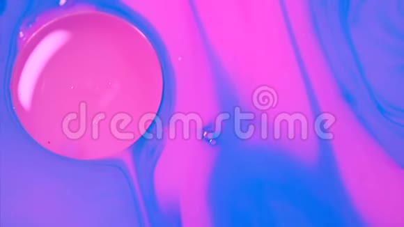 混合蓝色和粉红色油漆黄油和牛奶视频的预览图
