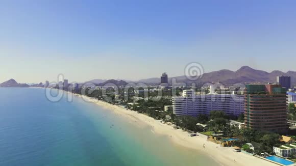 阿里尔在泰国普拉查普希里汗省的华欣观赏海景海滩俯瞰华欣海滩的顶部视频的预览图