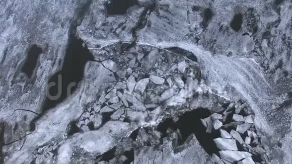 从破碎的冰到不受干扰的冰冻河流的顶部景色视频的预览图