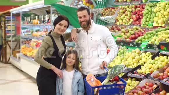 家庭带孩子在超市买水果和苹果画像视频的预览图