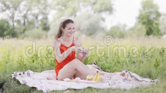 年轻的女士在野餐视频的预览图
