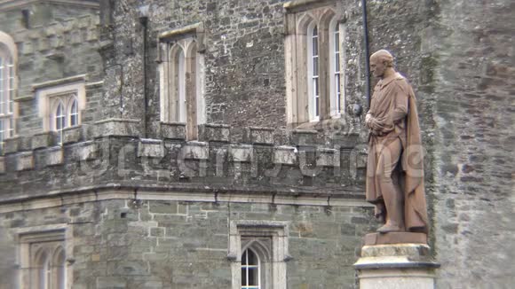 英国塔维斯托克2015年2月11日贝德福德公爵第七尊雕像矗立在塔维斯托克贝德福德广场视频的预览图