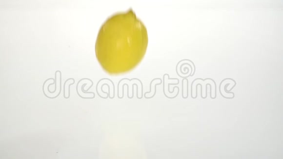 黄柠檬掉进水里飞成两部分白色背景慢动作视频的预览图