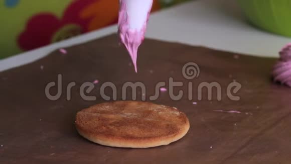 做棉花糖三明治一个女人把棉花糖放在饼干上把第二块饼干盖上视频的预览图