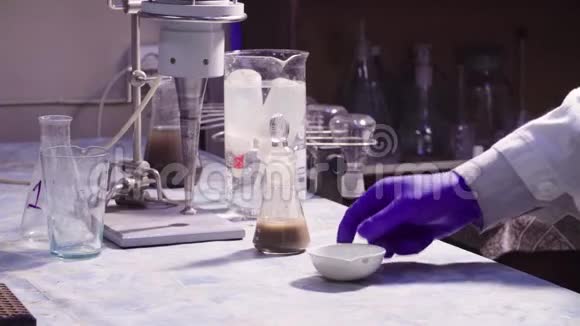 科学家手从烧瓶里掏出一个香囊视频的预览图