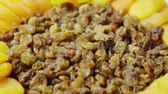 葡萄干的浆果落在盘子上干燥水果葡萄干和杏干复活节节日菜肴的配料视频的预览图