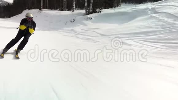 专业滑雪者在阳光明媚的冬日滑雪视频的预览图
