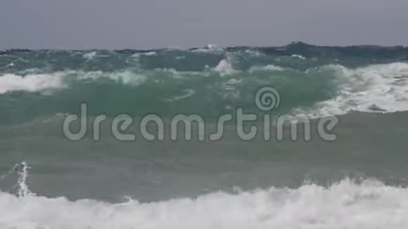 暴风雨中的重海和巨浪视频的预览图