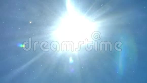 光线透过蓝色干净的水照射水下阳光背景视频的预览图