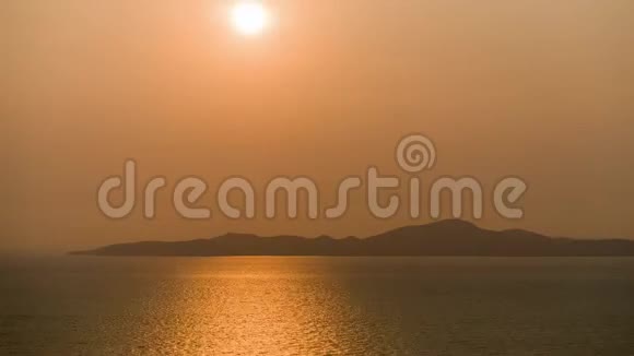 泰国海上美丽日落的时间流逝亚洲热带度假胜地的浪漫放松场景视频的预览图