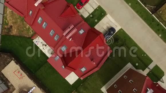 在英国风格的尼克尔别墅区的空中景观视频的预览图