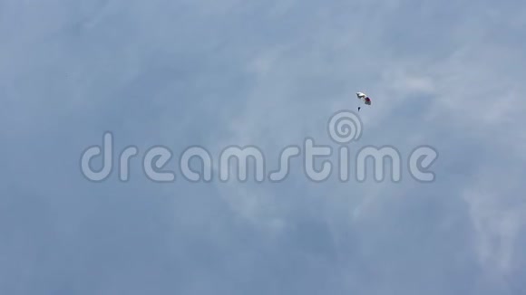 一个人带着降落伞极其降落在地上降落伞飞行视频的预览图