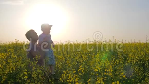 背景场上的幸福家庭爸爸和儿子一起玩爸爸和儿子在夏天的户外公园玩视频的预览图