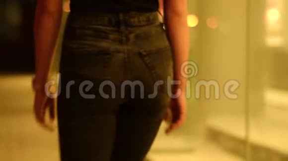 穿牛仔裤运动臀部的女孩晚上来到城市视频的预览图