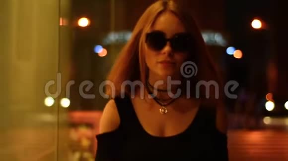 漂亮的时髦女孩戴着眼镜留着短发在城市里走来走去视频的预览图