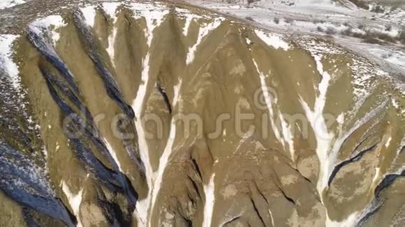 雪山的鸟瞰图史诗阿尔卑斯山全景无人机拍摄的直线山无人机看石边山视频的预览图