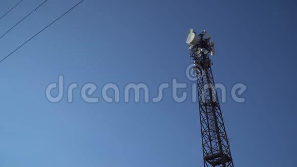 电信塔背景上有圆形天线和晴朗的蓝天视频的预览图