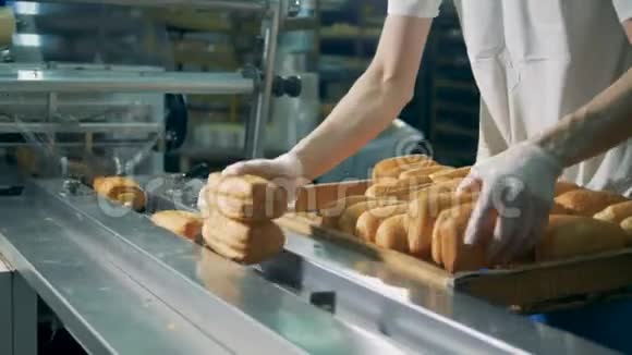 工人用手做薄膜包装的糕点视频的预览图