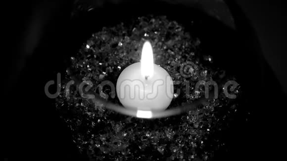 蜡烛在黑色背景上是黑白的视频的预览图