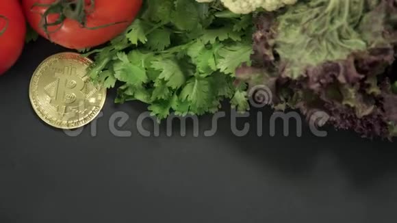 用数字加密货币比特币测定新鲜生菜包括番茄黄瓜菜花沙拉视频的预览图