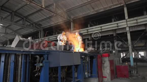 在工厂里用液态金属工作的人金属工厂火花视频的预览图