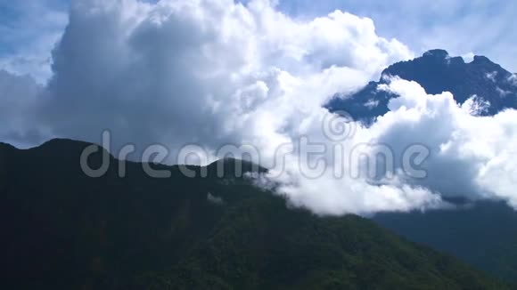 基纳巴鲁山峰带云视频的预览图