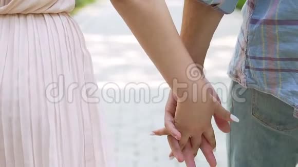 男人和女人紧紧地牵着手浪漫的情侣一起面对挑战视频的预览图