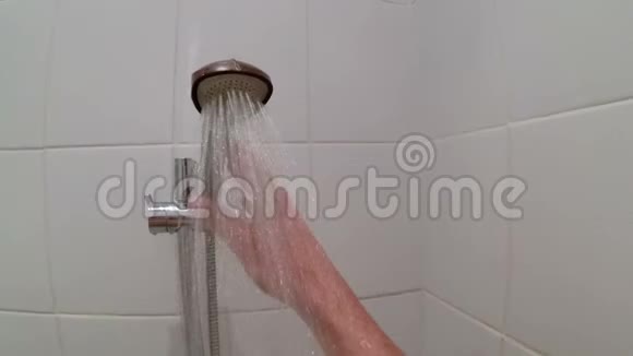 一股从淋浴软管中流出的水被导向面部POV视频的预览图