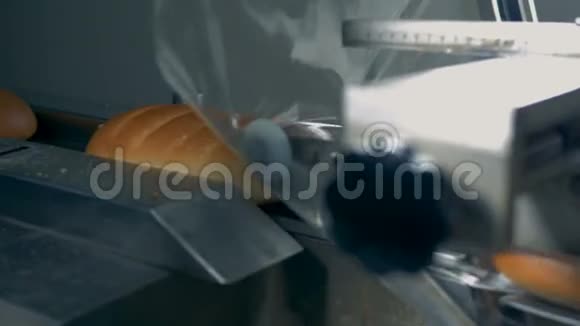 白色面包面包在包装过程中移动视频的预览图