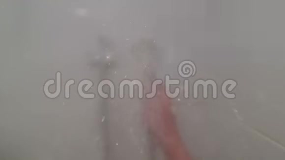 一股从淋浴软管中流出的水被导向面部POV视频的预览图