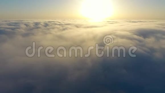 在黄昏时分飞过的云层伴随着夕阳无缝循环动画穿越移动的云景视频的预览图