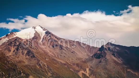 山和深蓝色天空中的夏季景观时光流逝库存有山峰和阴云的时光流逝的景色视频的预览图