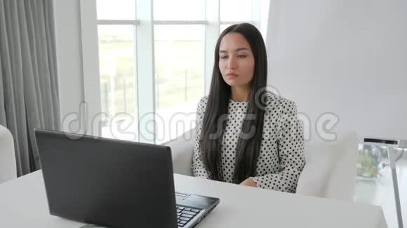 愤怒的女员工一桌一桌地拿着笔记本电脑累了漂亮的女经理在工作中头痛视频的预览图