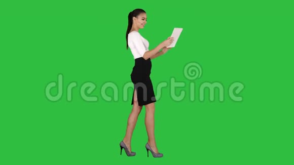 快乐的女人在绿色屏幕上用平板电脑打视频电话Chroma键视频的预览图