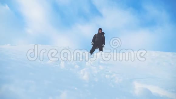 商赢成功的理念站在山顶徒步旅行的男子旅行者在冬天的山上剪影阳光视频的预览图