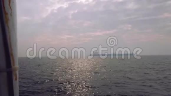 帕塔亚附近水上干货船的远景视频的预览图