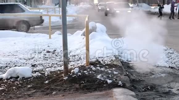 有蒸汽的雪里卫生下水道盖事故侧视视频的预览图