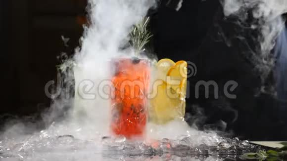 专业厨师和分子烹饪带有液氮的黑色背景鸡尾酒套装和甜饮料视频的预览图