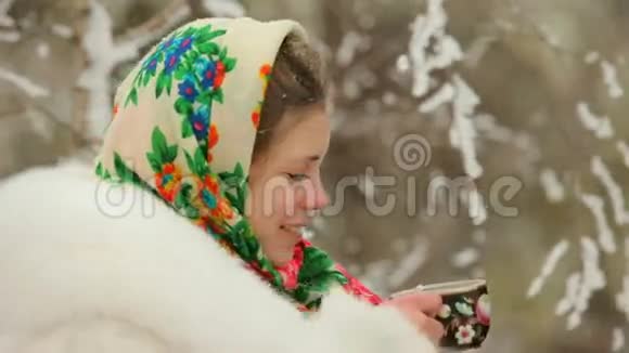 女孩在寒冷中喝茶视频的预览图