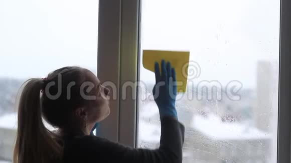 女孩在公寓里洗了一扇窗户视频的预览图