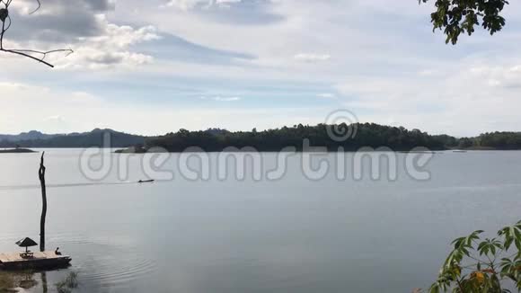 长尾船在河上航行桑赫拉布里泰国坎卡纳布里视频的预览图