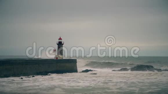葡萄牙波尔图老灯塔附近大西洋海岸的风暴视频的预览图
