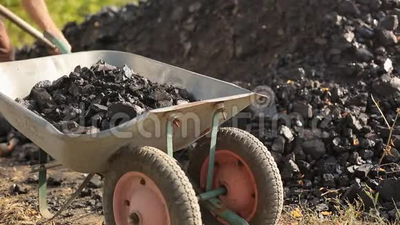 一个穷人用铲子在卡车里装天然煤视频的预览图