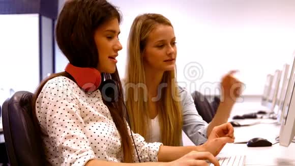 两个学生在电脑上工作视频的预览图
