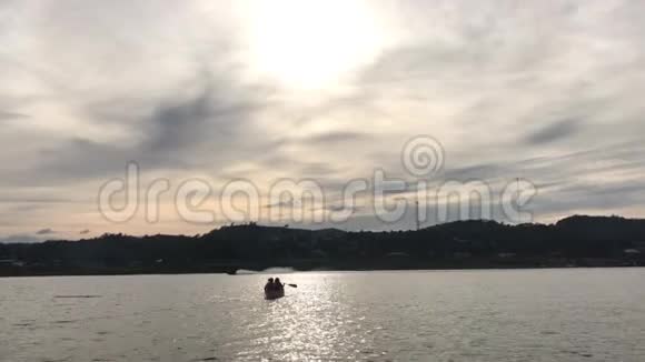 人们在日落湖上划舟桑赫拉布里Kanchanaburi泰国视频的预览图