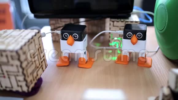 小跳舞的机器人企鹅视频的预览图