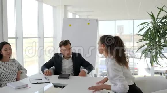 在大公司找工作在会议室和秘书和老板进行对话在宽敞的地方进行面试视频的预览图
