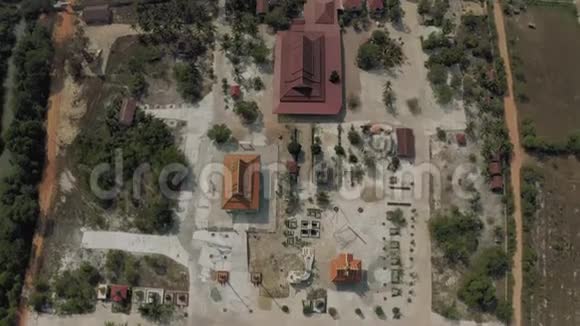 柬埔寨佛寺西哈努克城从无人机4K观看视频的预览图